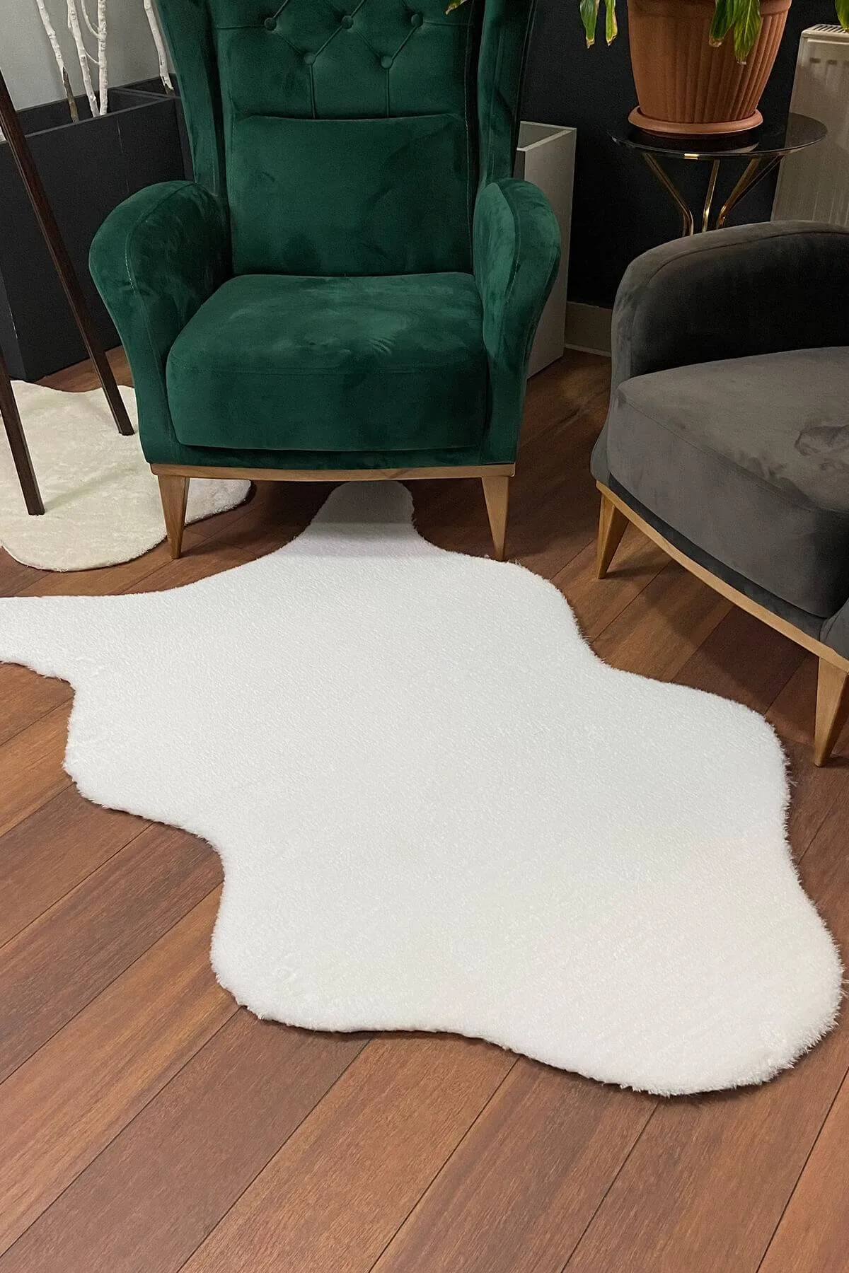 Beyaz Renkli Yumuşak Yüzeyli Kaydırmaz Post Peluş Halı
